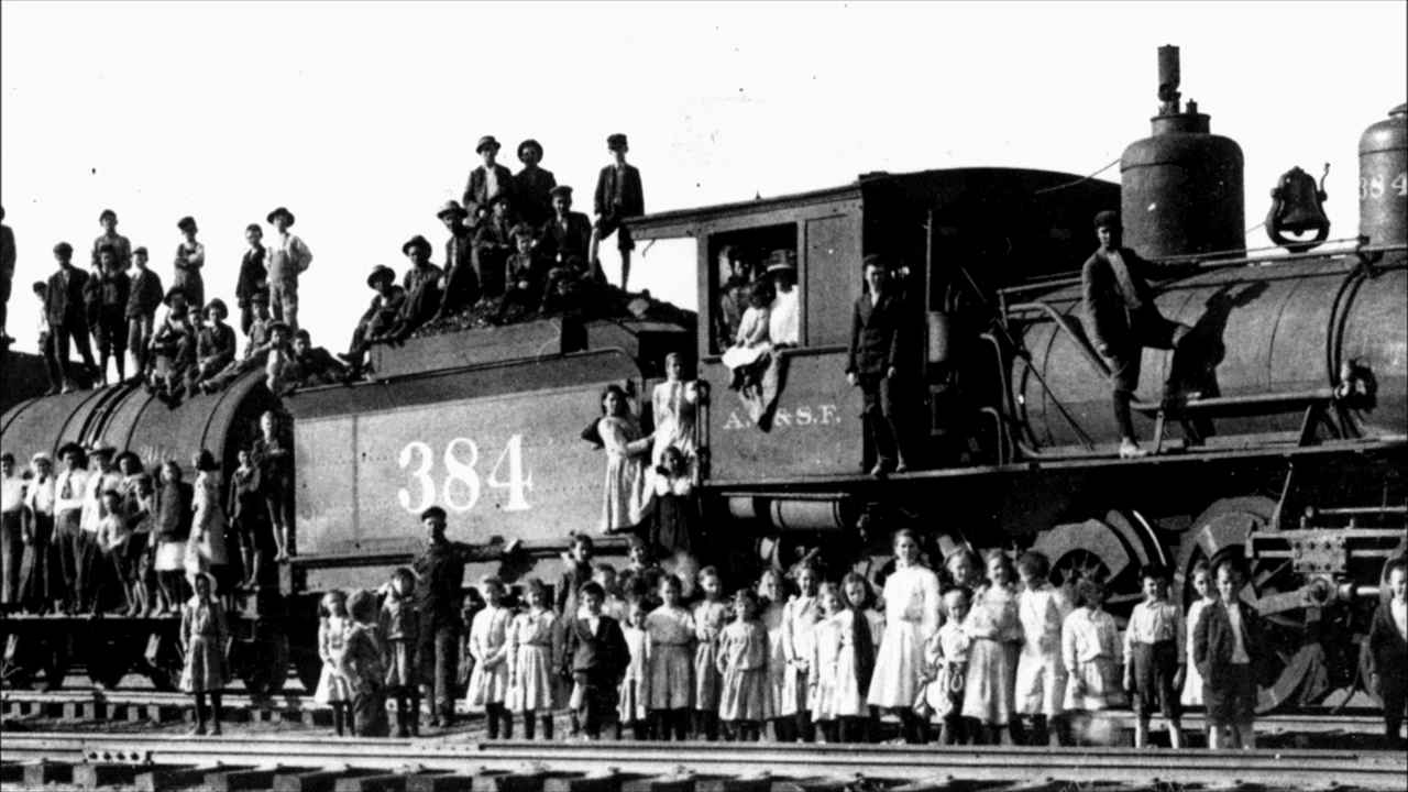 Historical photograph of orphan train children